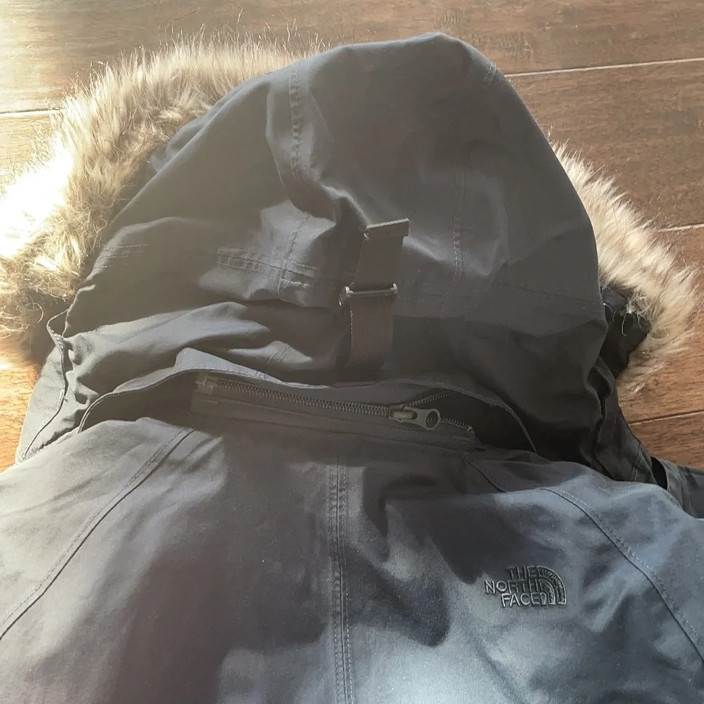 The North Face long parka jacket with fur trim on the hood - Picture 4 of 4